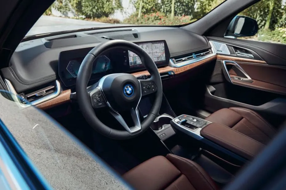 BMW IX1 — פנים הרכב