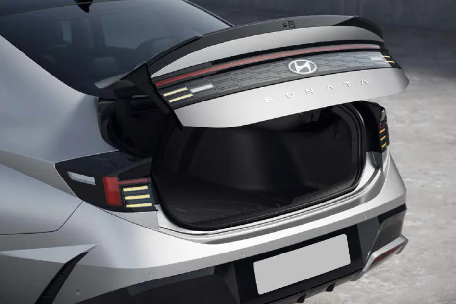Hyundai Sonata — פנים הרכב