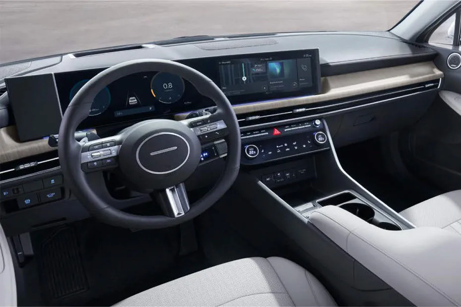 Hyundai Sonata — פנים הרכב
