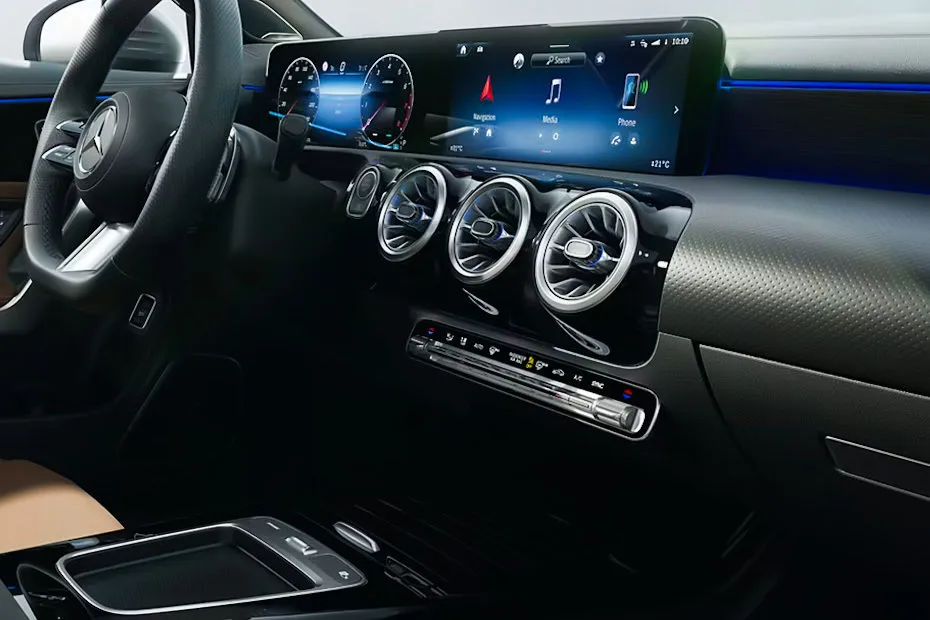 Mercedes-Benz cla 200 סיגניצר AMG LINE — פנים הרכב